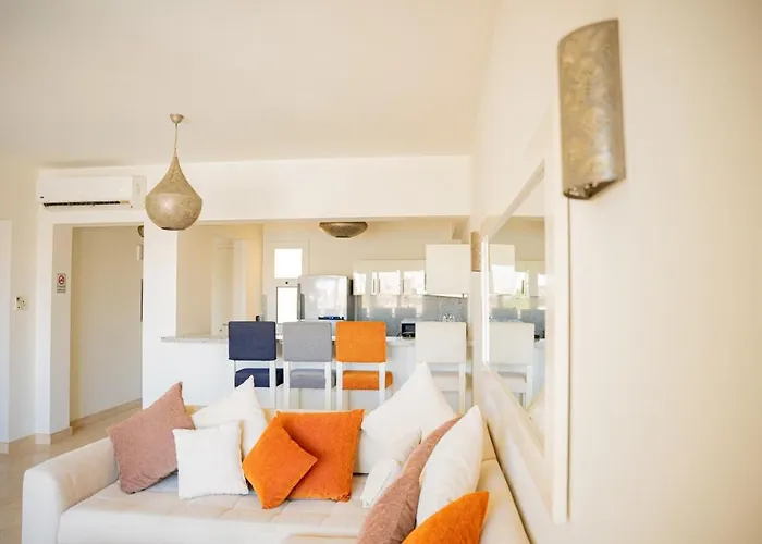Nayah Stays, Joubal Lagoons Flowery Appartement *